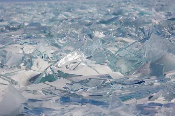 表面に巨大な圧力尾根透明な氷のブロックと風景冬の湖バイカル風景 — ストック写真
