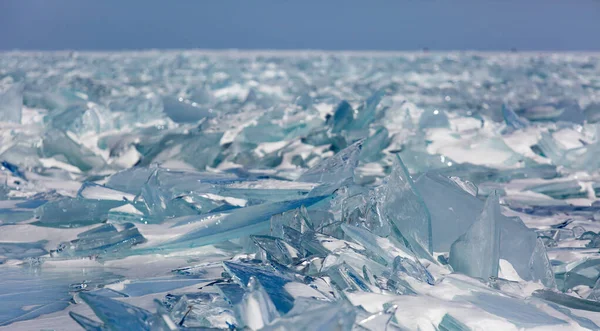 表面に巨大な圧力尾根透明な氷のブロックと風景冬の湖バイカル風景 — ストック写真