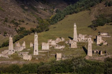 Rusya, Ingushetia dağlarındaki ortaçağ antik taş savaş kulesinin sonbahar manzarası