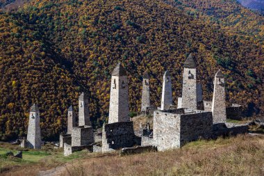 Rusya, Ingushetia dağlarındaki ortaçağ antik taş savaş kulesinin sonbahar manzarası