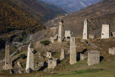 Rusya, Ingushetia dağlarındaki ortaçağ antik taş savaş kulesinin sonbahar manzarası