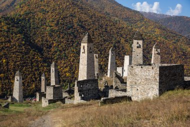 Rusya, Ingushetia dağlarındaki ortaçağ antik taş savaş kulesinin sonbahar manzarası