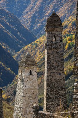 Rusya, Ingushetia dağlarındaki ortaçağ antik taş savaş kulesinin sonbahar manzarası