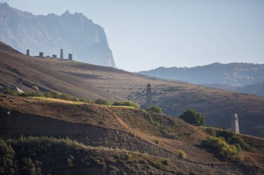 Rusya, Ingushetia dağlarındaki ortaçağ antik taş savaş kulesinin sonbahar manzarası