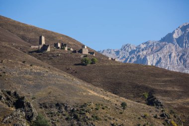 Rusya, Ingushetia dağlarındaki ortaçağ antik taş savaş kulesinin sonbahar manzarası