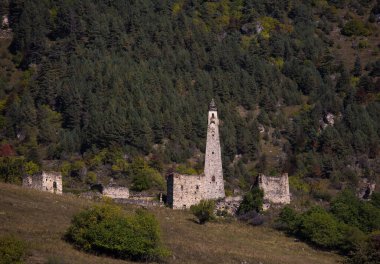 Rusya, Ingushetia dağlarındaki ortaçağ antik taş savaş kulesinin sonbahar manzarası