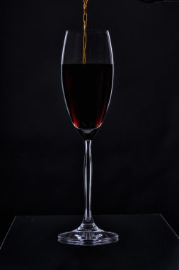 siyah bir arka plan cam