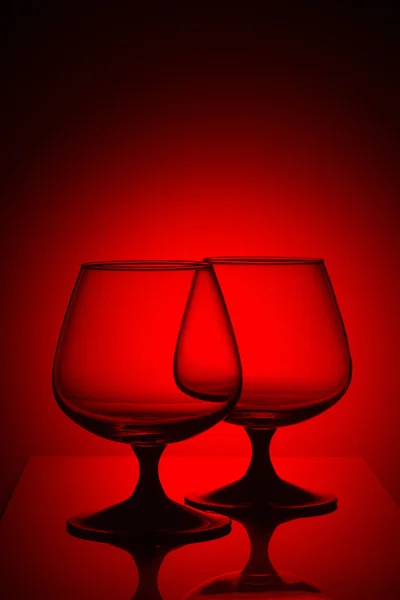 Deux verres en lumière rouge — Photo