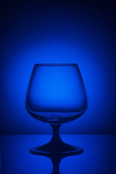 Verre en lumière bleue — Photo