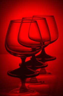 Üç bardak kırmızı ışık