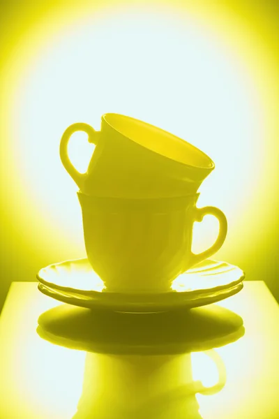 Cups voor thee op een gele achtergrond — Stockfoto