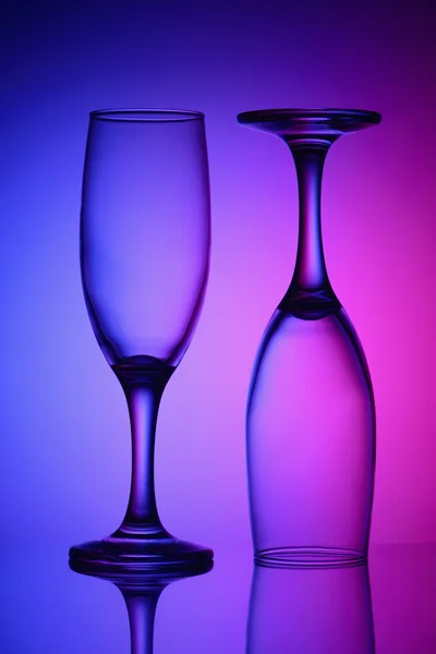 Два стакана в двухцветном свете — стоковое фото
