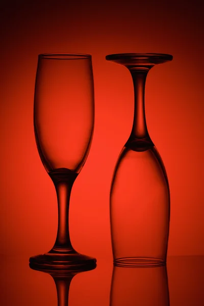 Deux verres en lumière rouge — Photo