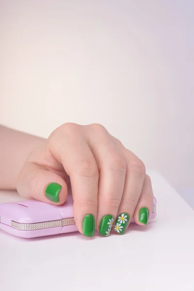 Manos izquierdas femeninas con manicura verde — Foto de Stock