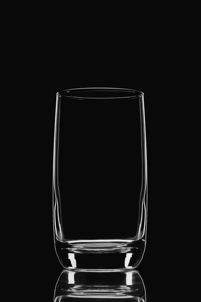 Verre vide sur fond noir — Photo