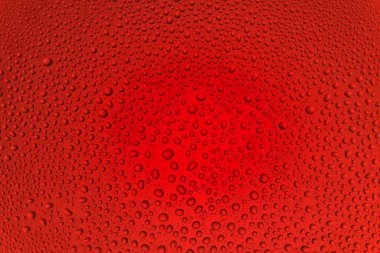 Arka plan damla kırmızı cam üzerinde farklı büyüklükte