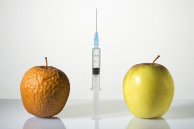 Elma buruşuk ve pürüzsüz ve şırınga