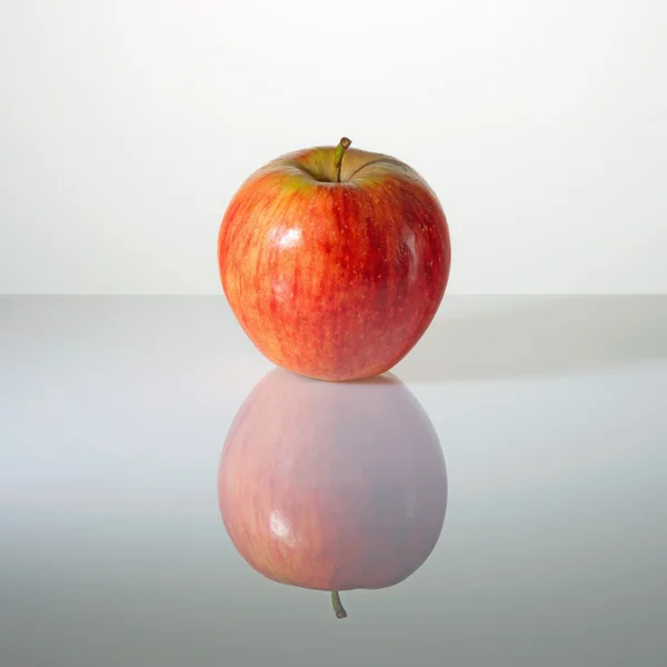 La manzana roja en la superficie con la reflexión — Foto de Stock