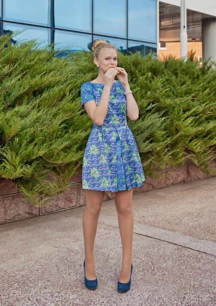 Blondýnka mladá dívka v modrých šatech krátké — Stock fotografie