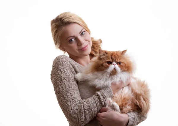 Het mooie meisje met een rode kat op handen — Stockfoto