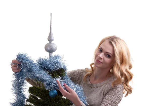 Mooi meisje siert een kerstboom — Stockfoto