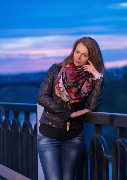 Young woman in the evening in city park — Stock fotografie