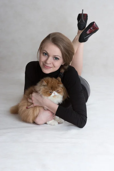 Very nice girl holds a red kitten — Stock Photo, Image