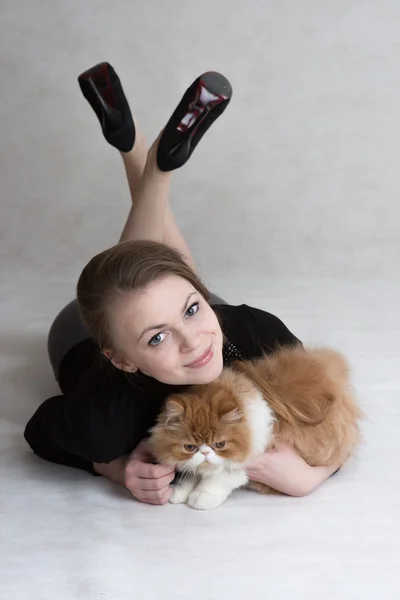 Très belle fille tient un chaton rouge — Photo