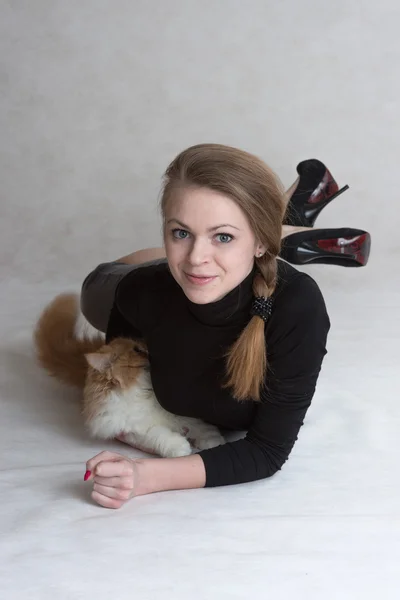 Très belle fille tient un chaton rouge — Photo