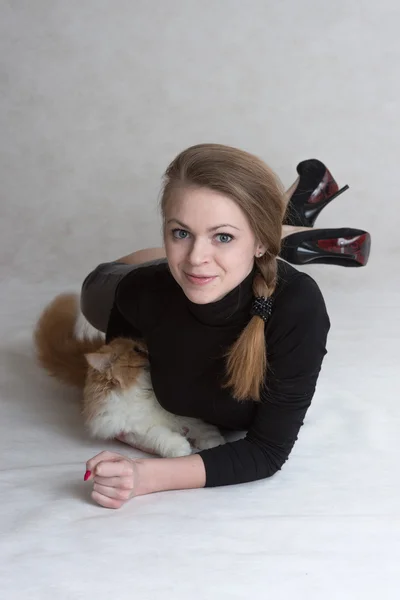 Very nice girl holds a red kitten — Stock fotografie