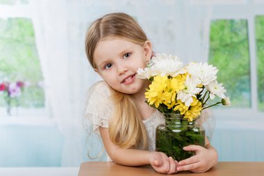 Çiçekli tatlı kız.