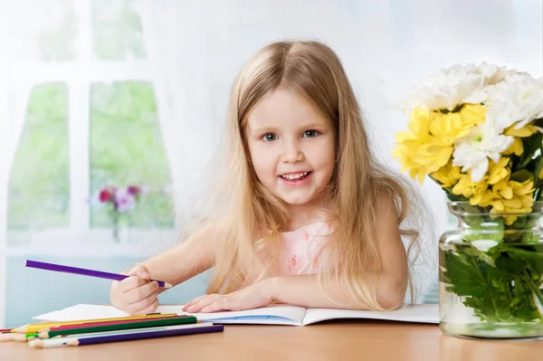 Menina bonito desenho com lápis de cor — Fotografia de Stock