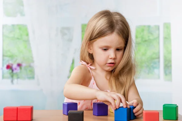 Menina bonito jogar com um brinquedos — Fotografia de Stock