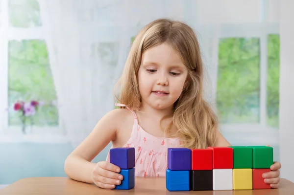 Söt tjej leker med en leksaker — Stockfoto