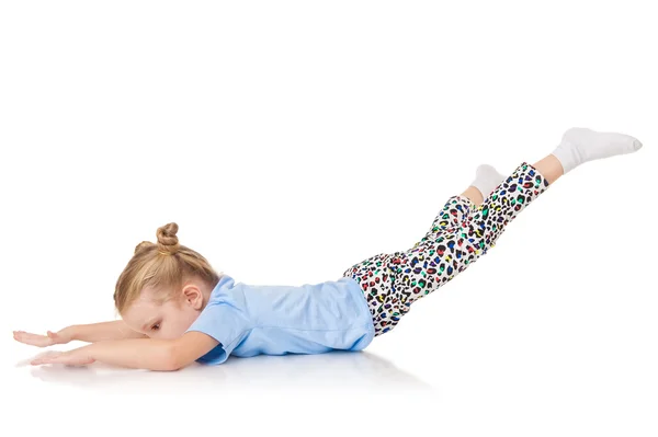 Küçük kız Fitness egzersizleri yapıyor — Stok fotoğraf