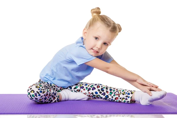 Petite fille faisant des exercices de fitness — Photo