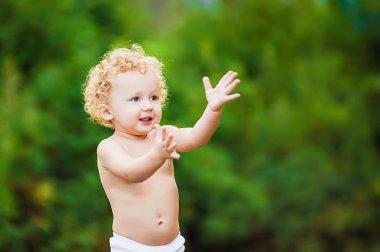 Çocuk ellerini yukarı çeker