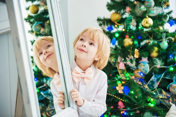 クリスマス ツリーの近くに幸せな少年 — ストック写真