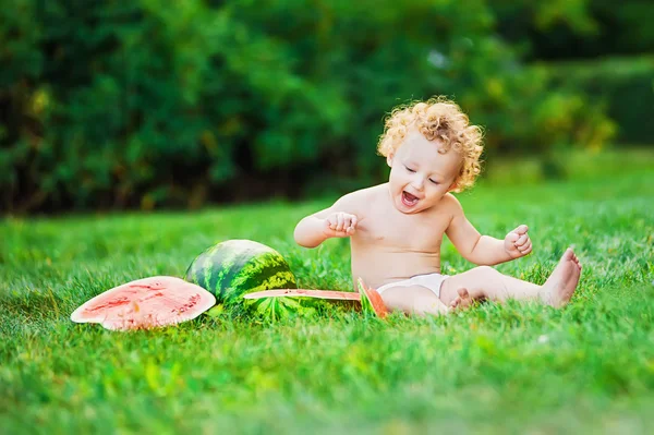 Lilla barnet med en vattenmelon — Stockfoto