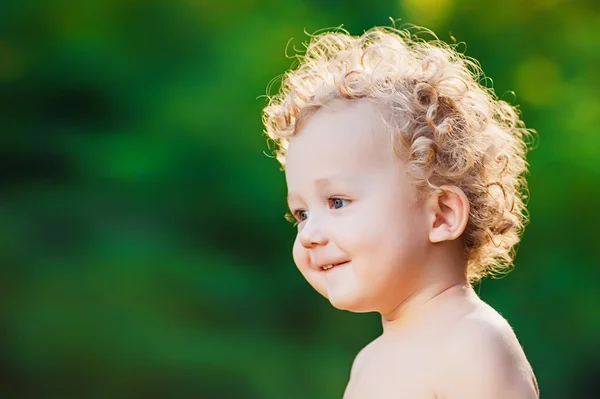 Kleiner Junge mit blonden lockigen Haaren — Stockfoto