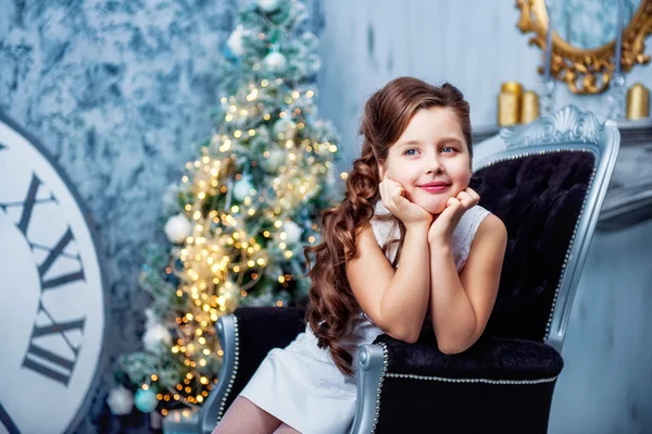 Mädchen in der Nähe von Weihnachtsbaum — Stockfoto