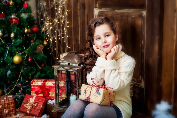 Glückliches Mädchen in der Nähe des Weihnachtsbaums — Stockfoto