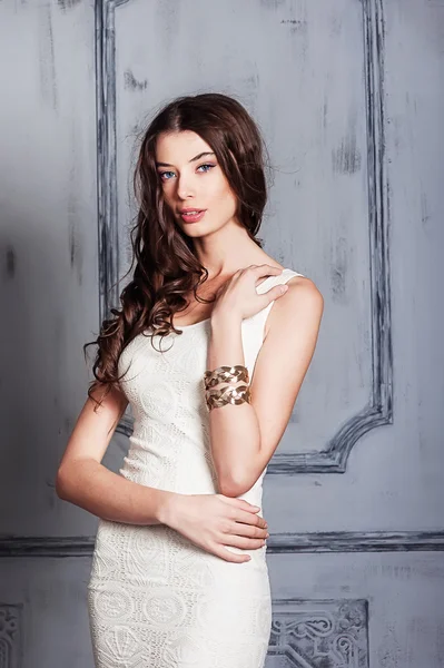 Hermosa joven en un vestido blanco —  Fotos de Stock