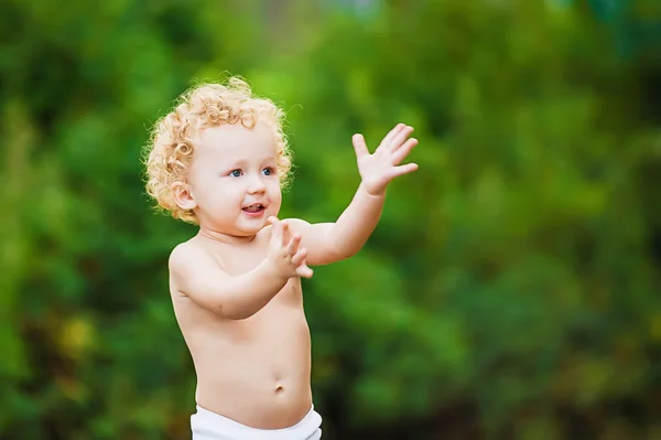 Мальчик поднимает руки — стоковое фото
