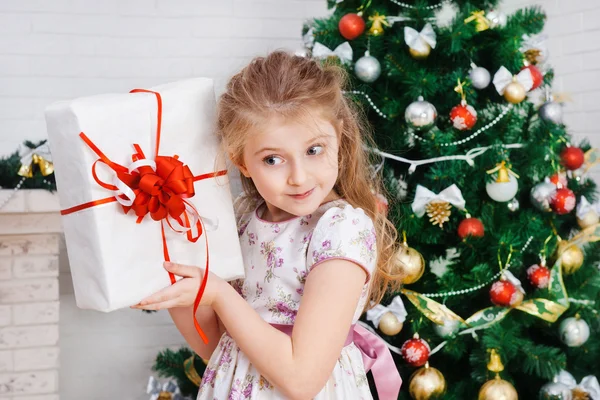 Meisje met de verpakte gift — Stockfoto