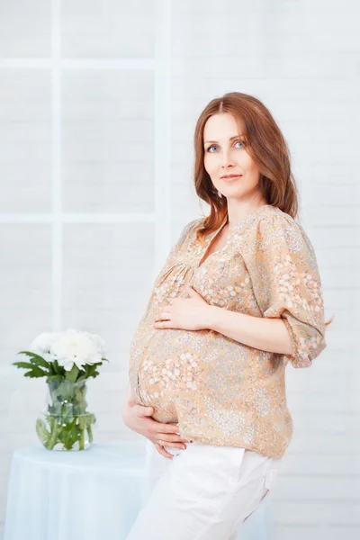 Mulher grávida no quarto branco — Fotografia de Stock