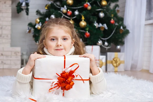 Ragazza con il regalo confezionato — Foto Stock