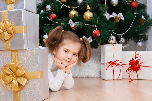 Meisje met de verpakte gift — Stockfoto