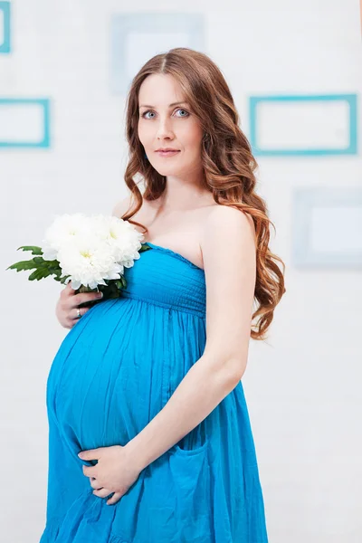 Schwangere mit Blumen — Stockfoto