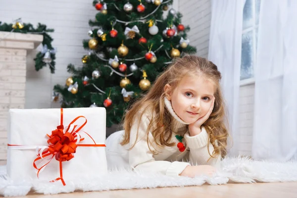 Girl with the packaged gift — Stock Photo, Image